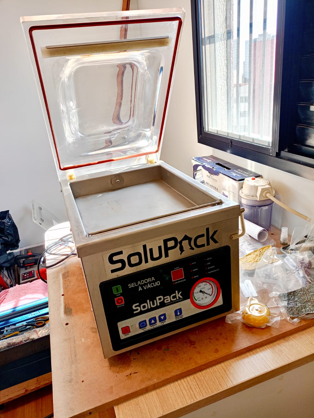 Seladora à vácuo SoluPack com tampa reformada