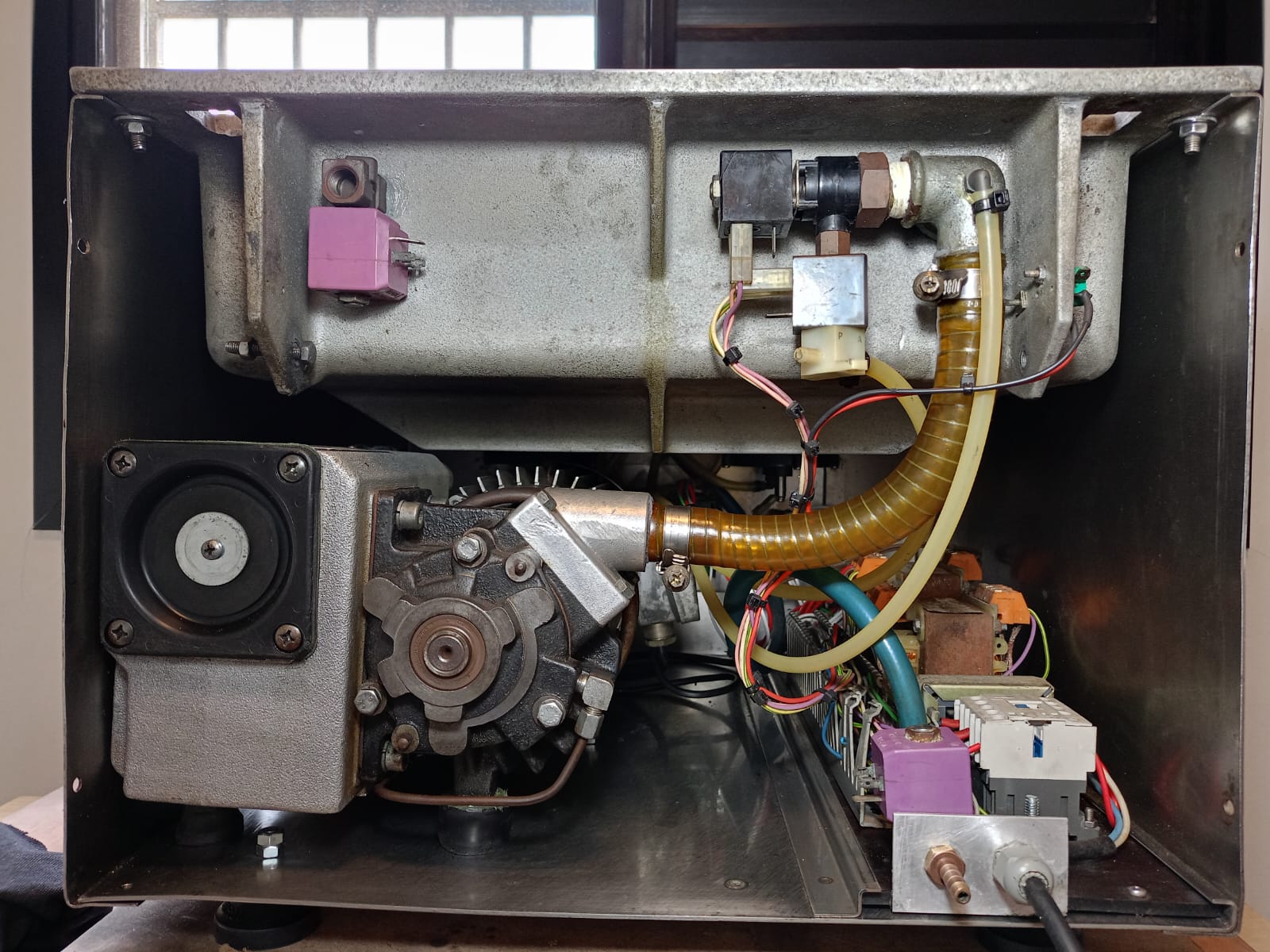 Interior de embaladora à vácuo em manutenção na Tecnvac