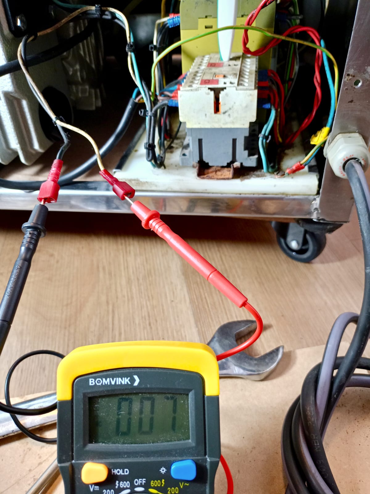 Teste elétrico da seladora em manutenção